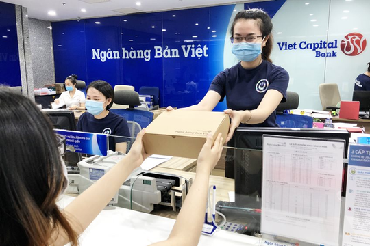 Hơn 10.000 quà tặng khách hàng mừng sinh nhật 28 năm Ngân hàng Bản Việt