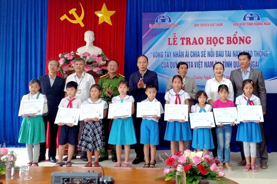 Quỹ Toyota Việt Nam trao tặng học bổng “Vòng tay nhân ái” tại tỉnh Quảng Ngãi