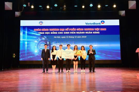 VietinBank trao học bổng cho sinh viên Đại học Kinh tế quốc dân