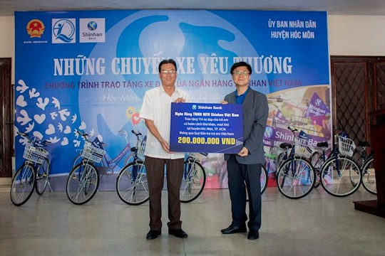 Ngân hàng Shinhan trao tặng xe đạp cho trẻ em nghèo