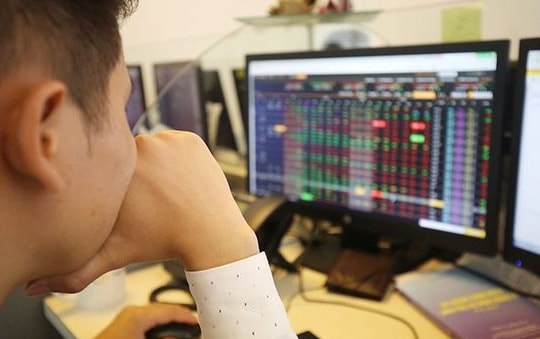 Chứng khoán cán mốc 1.100 điểm, khép lại năm “sóng gió”