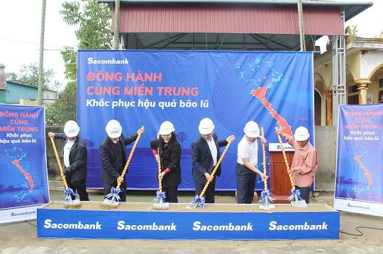 Sacombank dành gần 8,5 tỷ đồng để hỗ trợ người dân tại các tỉnh miền Trung