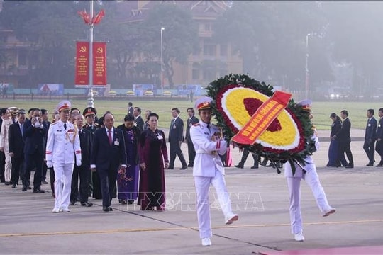 Đại biểu dự Đại hội XIII của Đảng vào Lăng viếng Chủ tịch Hồ Chí Minh