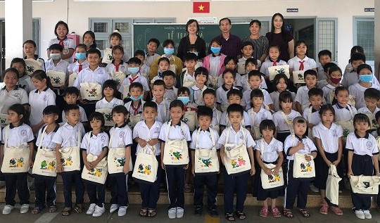Shinhan Card tặng sách và dụng cụ học tập tại Việt Nam