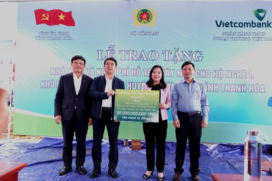 Vietcombank hỗ trợ 30 tỷ đồng xây nhà cho hộ nghèo ở Mường Lát, Thanh Hóa