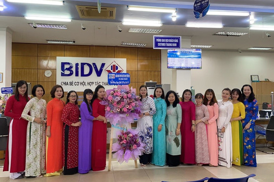 Chùm thơ "Nói cùng con" và "Huyền thoại một con đường"