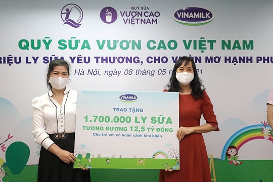 1,7 triệu hộp sữa sẽ được Vinamilk sẽ gửi đến trẻ em khó khăn qua Quỹ sữa Vươn cao Việt Nam 
