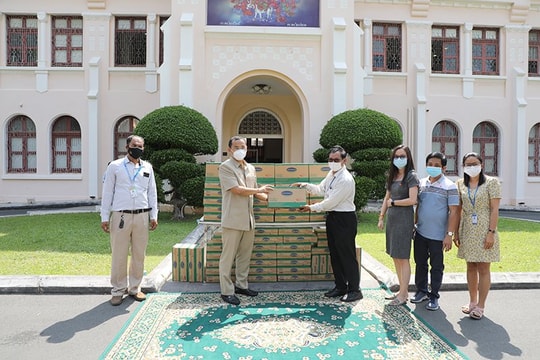 1.000 thùng sữa đã được nhà máy  của Vinamilk tại Campuchia tặng người dân đang cách ly tại "Vùng đỏ"