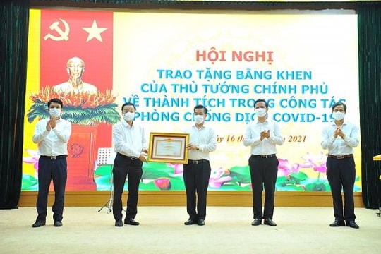 Tặng bằng khen của Thủ tướng cho một số tập thể, cá nhân có thành tích trong công tác phòng, chống COVID-19