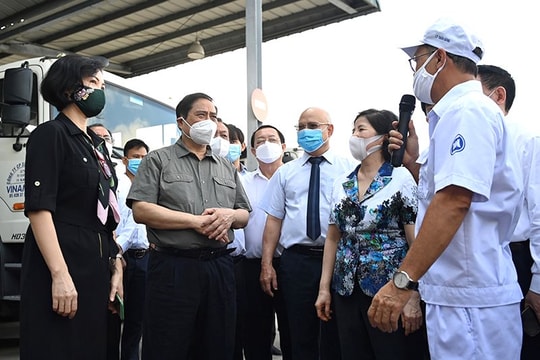 Thủ tướng đánh giá Vinamilk là doanh nghiệp điển hình "vừa sản xuất, vừa chiến đấu" trong đại dịch COVID-19