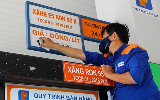 Ngày 24/7: Giá xăng giảm, giá dầu tăng