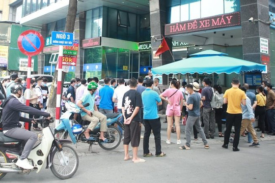 Nhiều cơ sở y tế tại Hà Nội tạm dừng xét nghiệm, tiêm vắcxin để đảm bảo phòng dịch