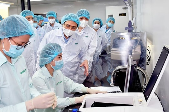 Cần có đủ và nhanh nhất vắc-xin phòng bệnh COVID-19