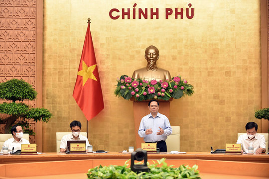 Phải có các giải pháp mạnh mẽ hơn, quyết liệt hơn để vừa phòng chống dịch, vừa bảo đảm đời sống người dân