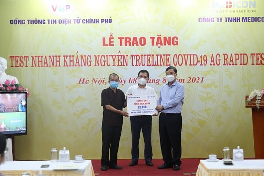 Trao tặng 100.000 bộ kit test nhanh kháng nguyên SARS-CoV-2 cho 4 tỉnh, thành phố