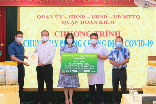 Vietcombank trao tặng xe ô tô cứu thương trị giá 1,75 tỷ đồng cho quận Hoàn Kiếm
