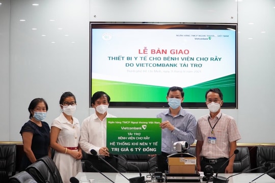 Vietcombank trao tặng trang thiết bị y tế tổng trị giá 9 tỷ đồng cho Bệnh viện Chợ Rẫy và Bệnh viện Quân y 175