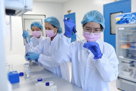Quan tâm nghiên cứu, phát triển, đẩy nhanh thử nghiệm và cấp phép sử dụng vắc xin phòng COVID-19