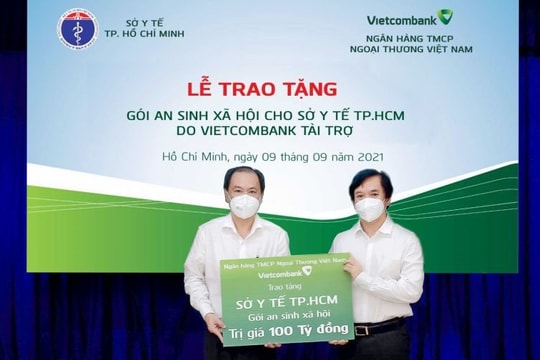 Vietcombank trao tặng gói an sinh xã hội 100 tỷ đồng cho Sở Y tế thành phố Hồ Chí Minh