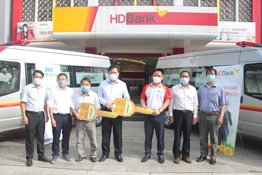 HDBank tặng 6 xe cứu thương, 15 máy thở và 10.000 bộ kit test cho các địa phương
