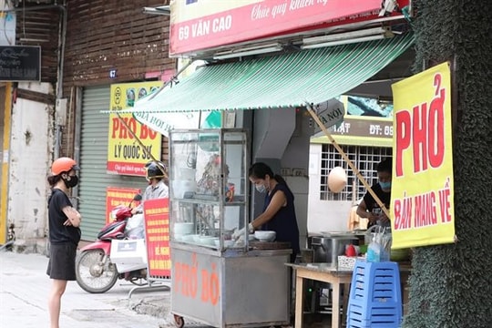 Hà Nội: Công an gỡ 39 chốt trong vùng đỏ, hàng quán tất bật bán mang về