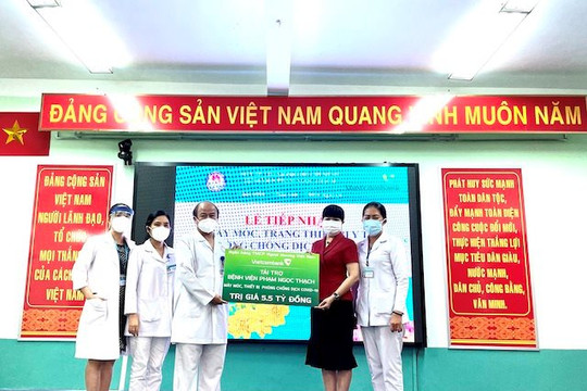 Vietcombank trao 5,5 tỷ đồng hỗ trợ Bệnh viện Phạm Ngọc Thạch phòng chống dịch COVID-19