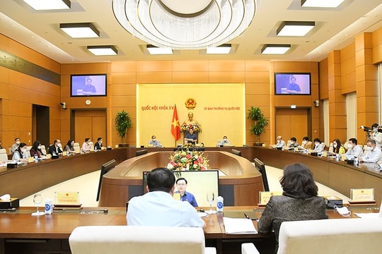 Chủ tịch Quốc hội Vương Đình Huệ chủ trì buổi làm việc về chính sách tài khóa và tiền tệ