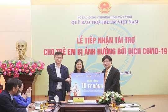 Vinamilk trao 10 tỷ đồng và 1 triệu ly sữa hỗ trợ trẻ em