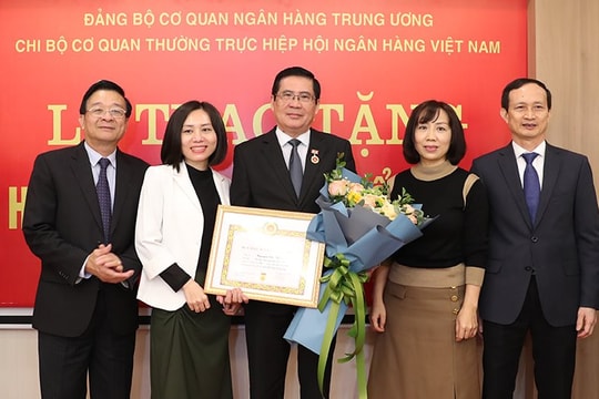 Trao Huy hiệu 40 năm tuổi Đảng cho đảng viên Chi bộ Hiệp hội Ngân hàng
