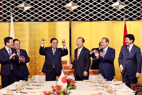 Thủ tướng Phạm Minh Chính gặp cựu Thủ tướng Nhật Bản Suga Yoshihide và Chủ tịch Liên minh Nghị sĩ hữu nghị Nhật - Việt Nikai Toshihiro