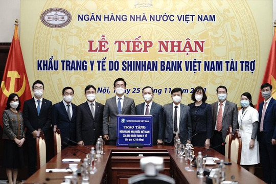 Ngân hàng Shinhan ủng hộ 320.000 khẩu trang y tế cho Ngân hàng Nhà nước Việt Nam