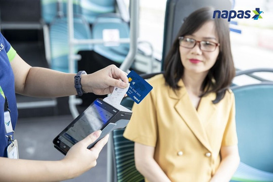 Hà Nội: Mua vé xe buýt điện bằng thẻ NAPAS