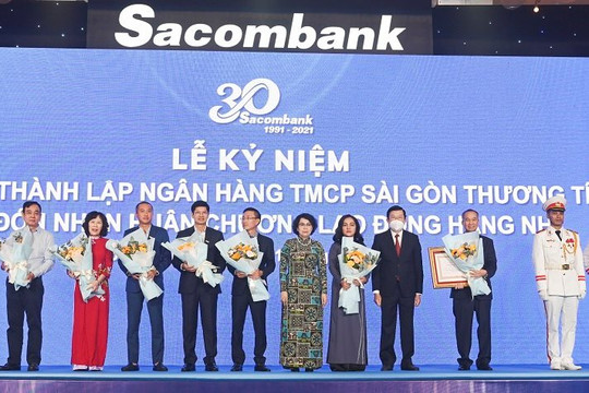 Sacombank đón nhận Huân chương Lao động hạng Nhì