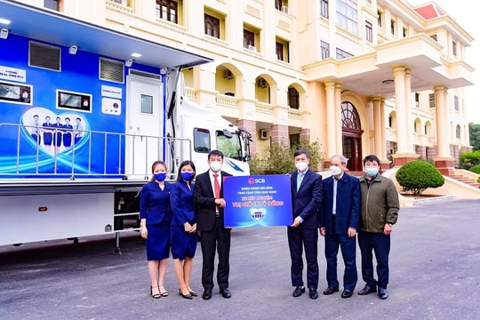SCB trao tặng 3 xe xét nghiệm COVID-19 