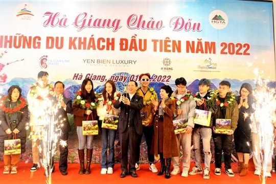 Nhiều địa phương đón du khách “xông đất” năm 2022