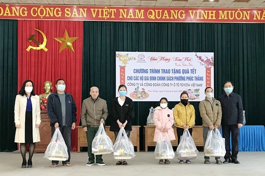 Toyota Việt Nam trao quà tết cho các hộ gia đình chính sách và trẻ em có hoàn cảnh khó khăn tại Vĩnh Phúc 