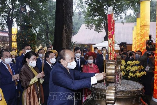 Chủ tịch nước cùng kiều bào dâng hương tại Hoàng thành