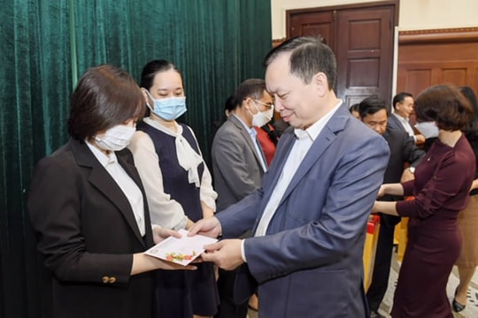 Thăm hỏi, tặng quà cán bộ NHNN Trung ương bị bệnh hiểm nghèo