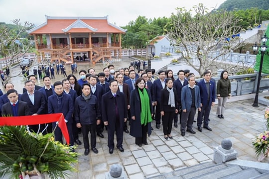 Đoàn công tác Ngân hàng Nhà nước Việt Nam thăm Khu di tích Tân Trào và làm việc tại Tuyên Quang