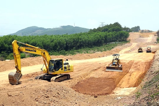 Đẩy nhanh tiến độ công tác giải phóng mặt bằng, khai thác vật liệu xây dựng cho các dự án để hoàn thành 3.000 km đường bộ cao tốc trong năm 2025