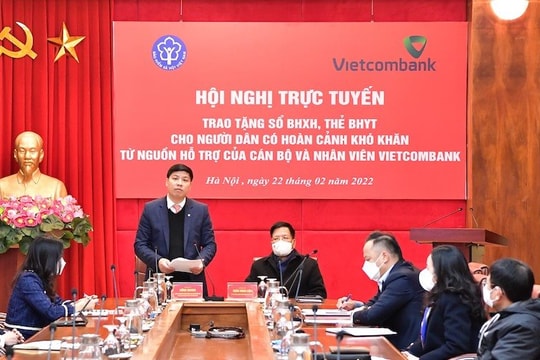 Vietcombank và BHXH Việt Nam tổ chức Hội nghị trực tuyến trao tặng sổ BHXH, thẻ BHYT cho người dân có hoàn cảnh khó khăn 