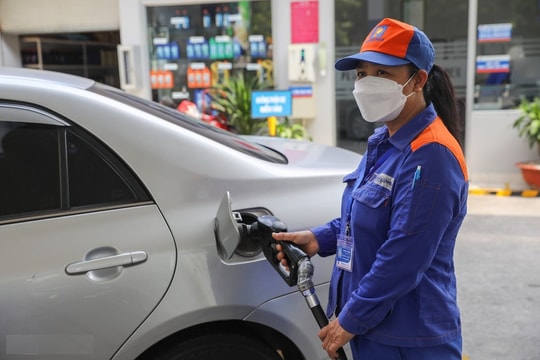 Giá xăng tiếp tục tăng, tiến sát 27.000 đồng mỗi lít