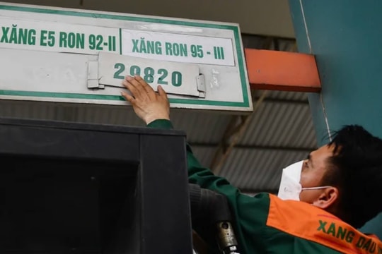 Xăng giảm hơn 600 đồng mỗi lít