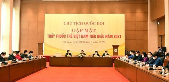Chủ tịch Quốc hội Vương Đình Huệ gặp mặt thầy thuốc trẻ Việt Nam tiêu biểu