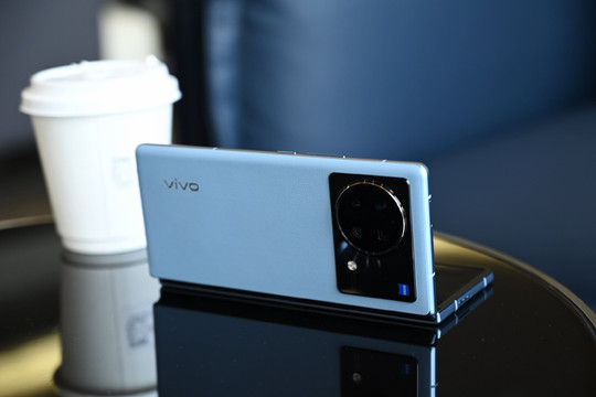 Vivo ra mắt điện thoại màn hình gập X Fold