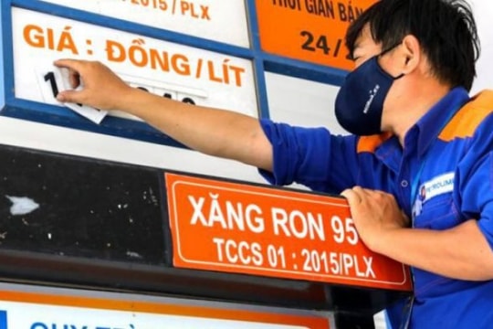 Giá xăng tăng gần 700 đồng một lít