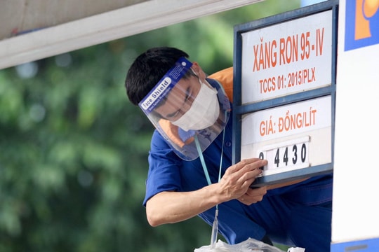 Giá xăng tiếp tục tăng 440 đồng một lít