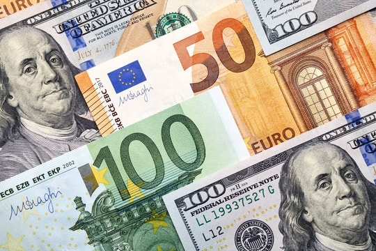 Khảo sát: Đồng euro – đô la Mỹ tiến tới ngang giá trong bối cảnh lạm phát đình trệ
