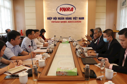Tổng Thư ký VNBA Nguyễn Quốc Hùng làm việc với Đoàn giám sát giữa kỳ của AMRO
