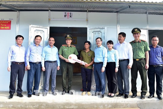 Trao tặng nhà và kinh phí hỗ trợ xây dựng nhà cho hộ nghèo tại tỉnh  Tuyên Quang